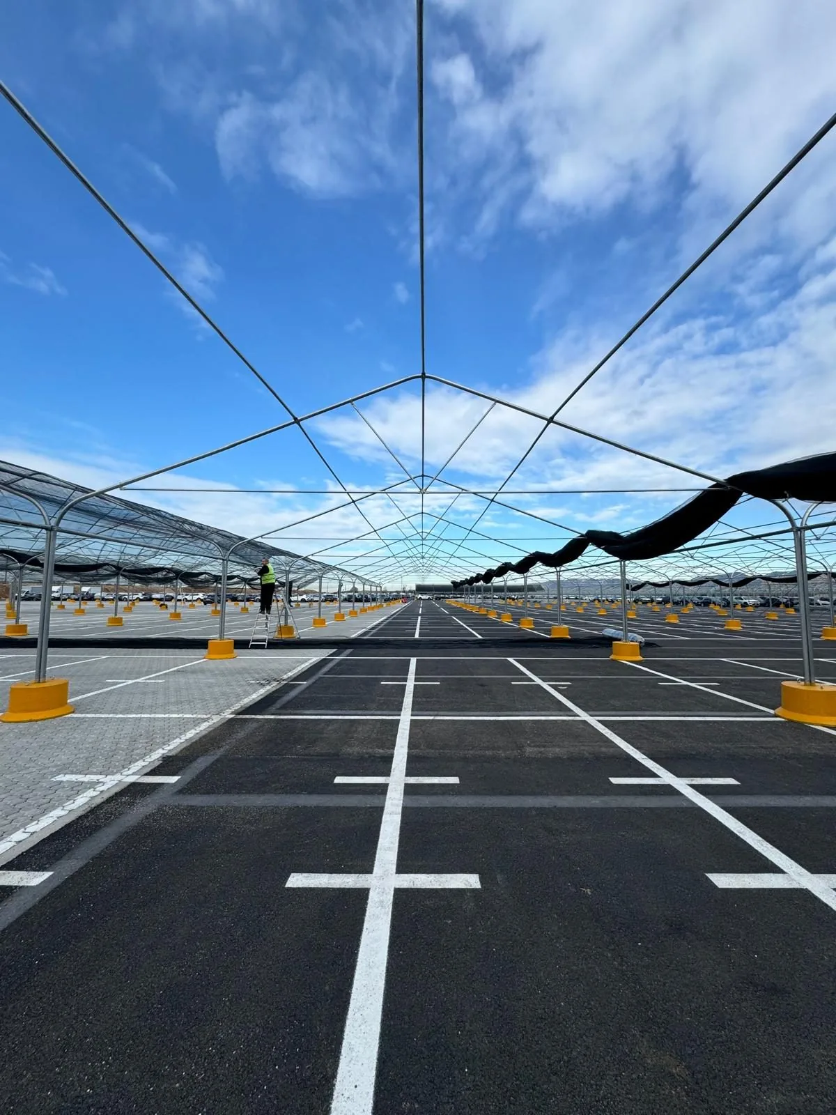 Installation d’un grand filet anti-grêle Euromet sur un parking industriel de plus de 100 places