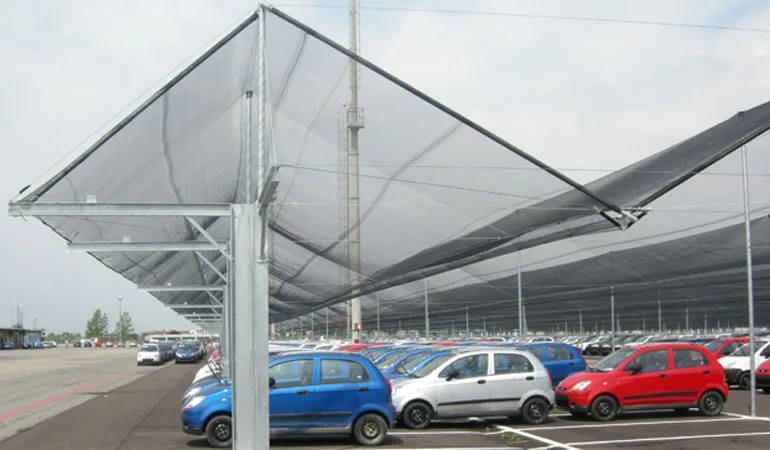 Installation d'une couverture anti‑grêle chez un concessionnaire automobile