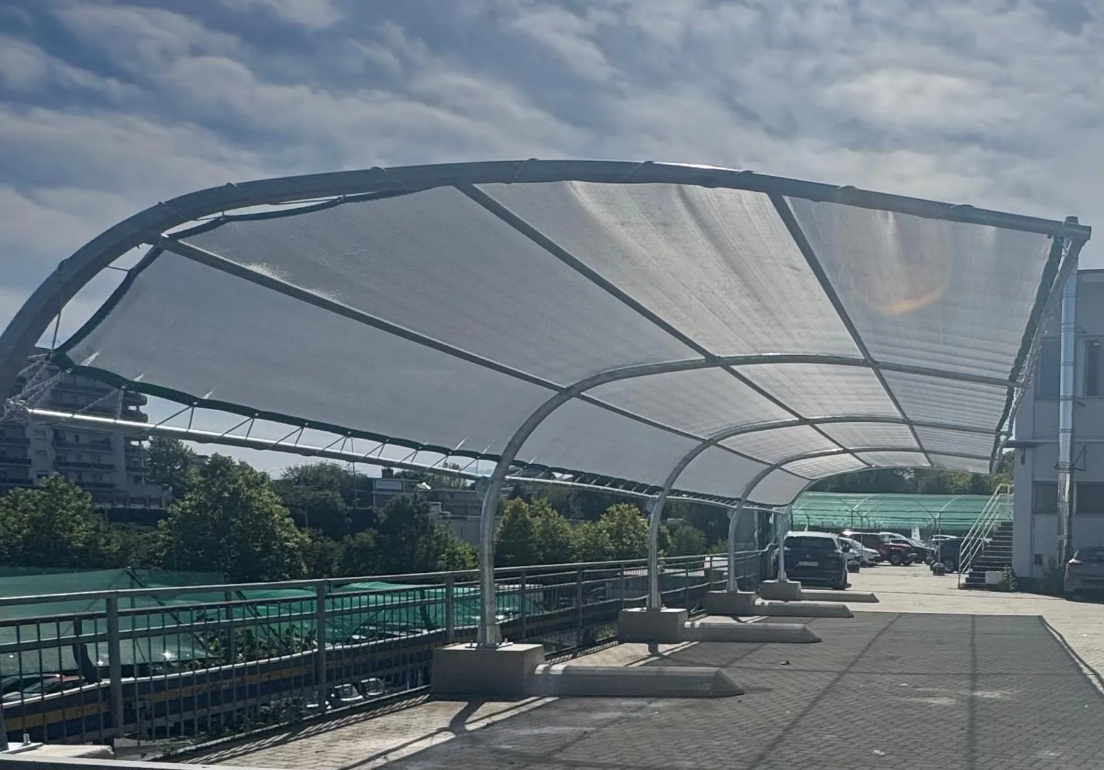 Auvents modernes pour parkings automobiles