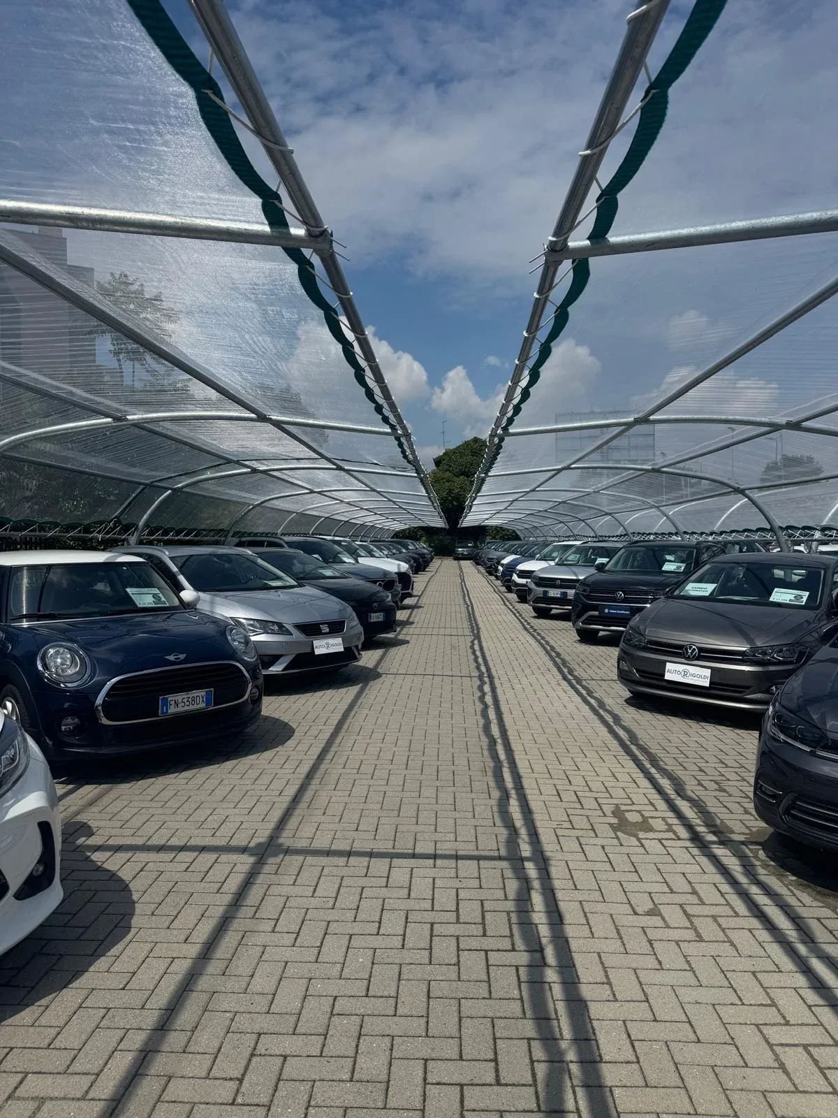 Auvent Euromet installé sur un parking